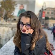 ragazza diplomata impartisce lezioni di matematica!